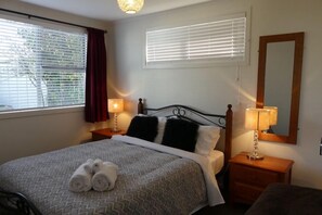 Bedroom 1 - Queen Bed