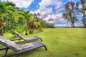 Hanalei HMBC Ocean front Loungers - Sun bathing, or relaxing in the breeze.