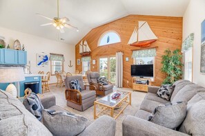 Mid level living area (3)