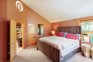 Master bedroom with king bed, lake views, private bathroom with jacuzzi tub.