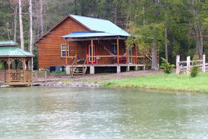 secluded cabin with private gazebo between Nashville/ Knoxville