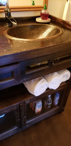 fluffy white towels. 3 bath, 3 wash, and 3 hand