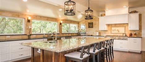 The best kitchen to entertain or just relax!