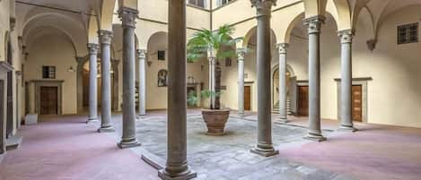 Courtyard of Palazzo Bardi