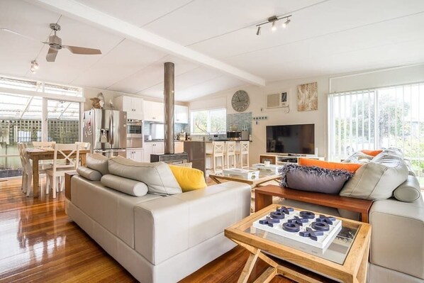 Large lounge area with large TV with access to Netflix and gaming console