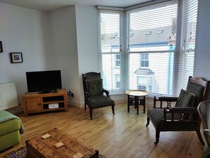 The bay window with a view of the sea in the sitting area.