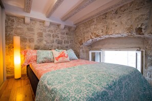 Queen bed in sleeping loft