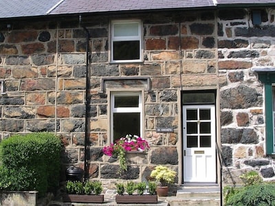 Landhaus in Beddgelert Village am Fuß von Snowdon, Snowdonia Nationalpark, N