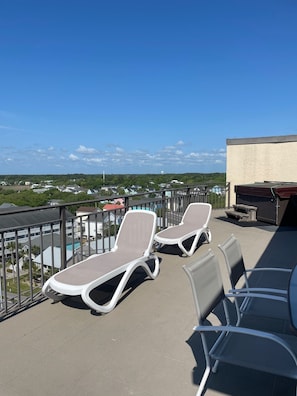 X-Large sundeck with private jacuzzi.