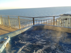 Your Private Hot Tub Overlooking Ocean