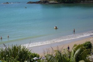 walk 1 minute to this beach