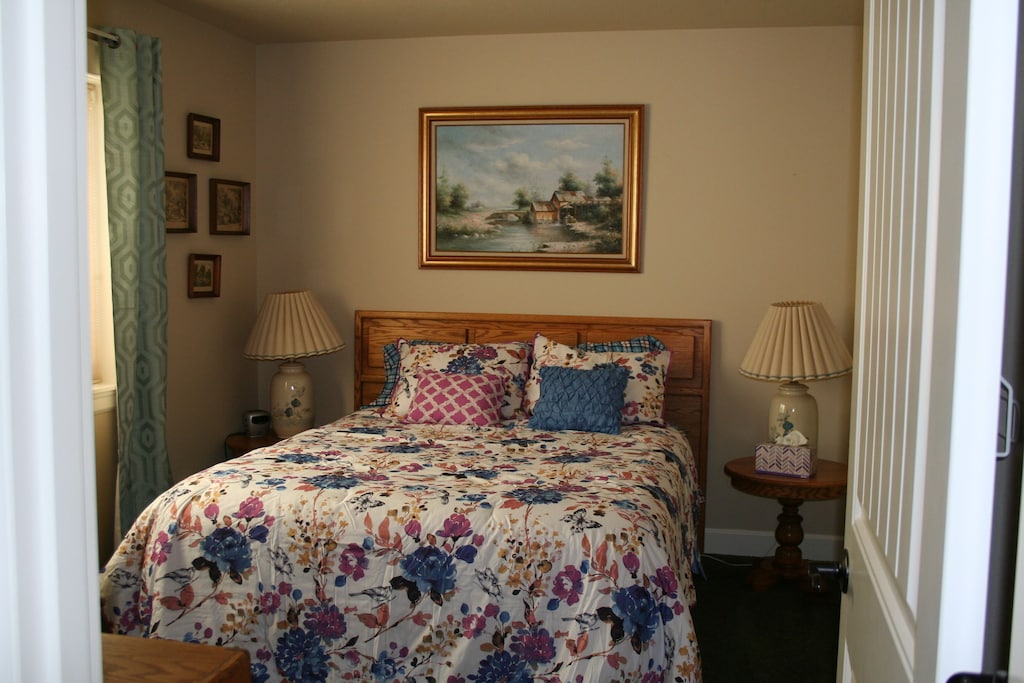 Visit Bend Oregon! Spacious and Comfortable! Pets OK! Larkspur