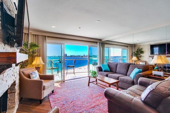 Living room with comfortable couches, TV , balcony and incredible views!