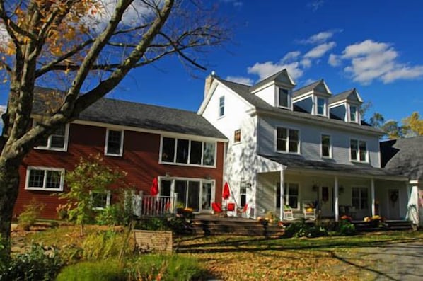 The Elegant waterfront Farmhouse