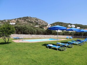 Villa Almarine lawn and pool.