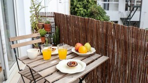 Enjoy your morning coffee in this sunny balcony.
#balcony #outdoor #portugal #pt #lisbon