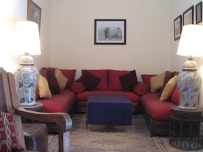 living room/salon, right