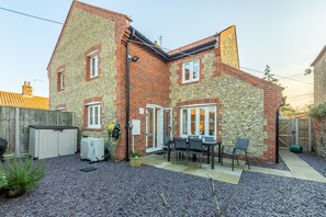 Victory Cottage, Little Walsingham: Courtyard garden with magnificent ancient flint wall