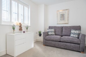 Victory Cottage, Little Walsingham: The cosy snug is a lovely spot to relax