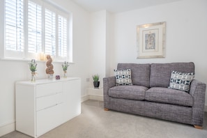 Victory Cottage, Little Walsingham: The cosy snug is a lovely spot to relax