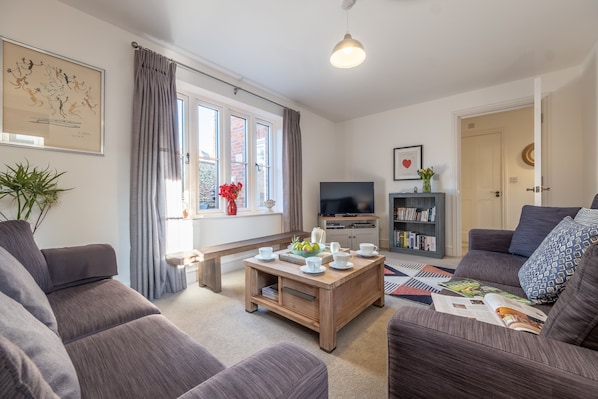 Victory Cottage, Little Walsingham: Sitting room overlooking rear garden