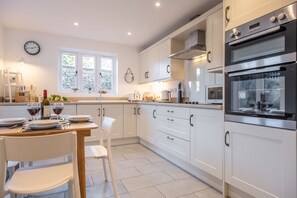 Victory Cottage, Little Walsingham: Well-equipped kitchen/ dining room