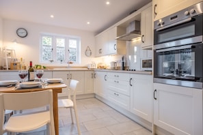 Victory Cottage, Little Walsingham: Well-equipped kitchen/ dining room