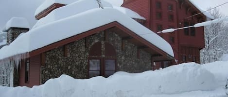 Snow Den Lodge
