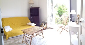 Living room / sofa bed