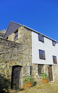 4 Capt Uptons Cottages.  Town Centre but secluded.  Sea views.  Fast Wi-fi.