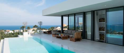 Villa with spectacular sea views. 8 people.A/C. Infinity pool . lift.wifi. BEGUR