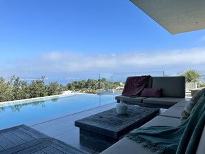 Villa with spectacular sea views. 8 people.A/C. Infinity pool . lift.wifi. BEGUR