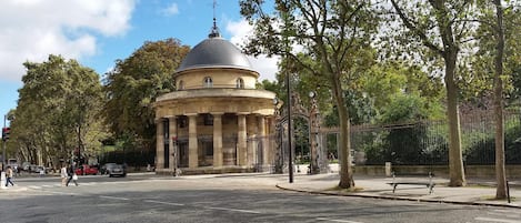 The Parc Monceau Rotonde.300 m away
Monceau Metro station is just here