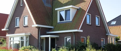 appartement is op 1e verdieping van dit huis