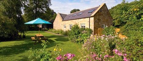 Coast Cottage Northumberland  Coastal village location near Sugar Sands Beach