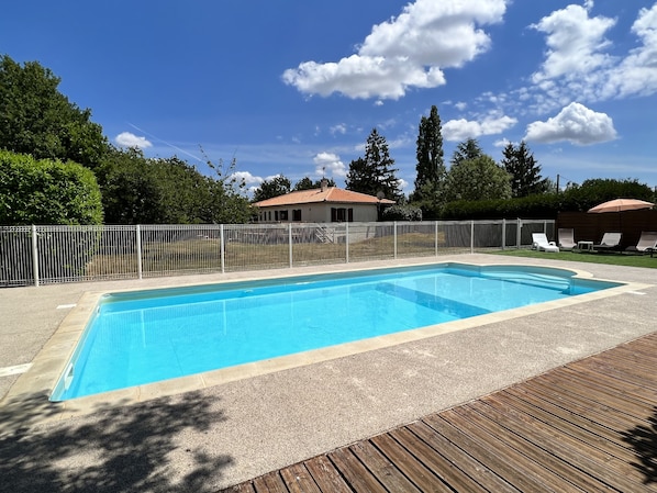 New pool fence with self closing gate