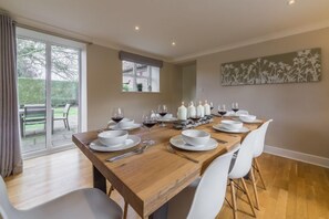 The Old Butcher's Shop, Docking: Dual aspect dining room