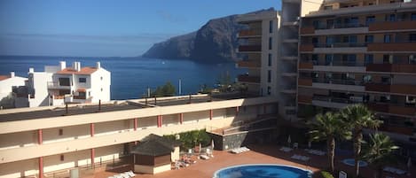 Stunning sea view from the balcony to the cliffs of Los Gigantes and the pool 