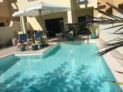 Preciosa villa con orientación sur con piscina, 2 habitaciones / 2 baños, A / C, Wi-Fi, 5 minutos a la playa