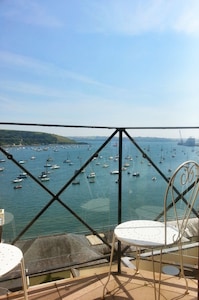 Stunning Waterfront Apartment, balcony, free Wifi and secure parking
