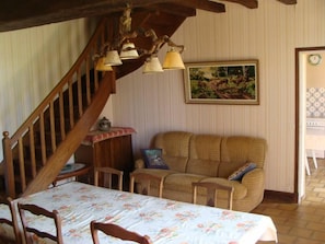 Salle à manger, escalier d'accès à l'étage