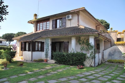 Villa con jardín en residencia privada. 