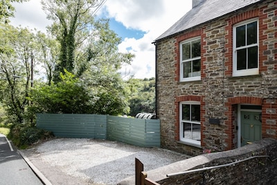 Clifton House - Family Home With Views, Approx. Mile From Trebarwith Strand 