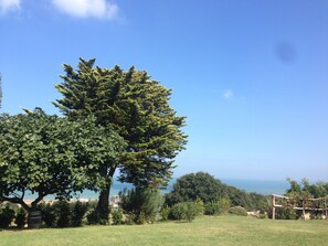 il giardino di prato, alberi e piante guarda la campagna e il mare