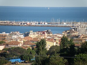 La vistadel mare e del Porto di Civitanovamarche, le spiagge sono attrezzate.