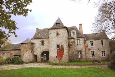 Siglo XV Manoir. con su piscina cubierta climatizada