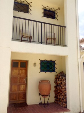 Entrance plus balcony 