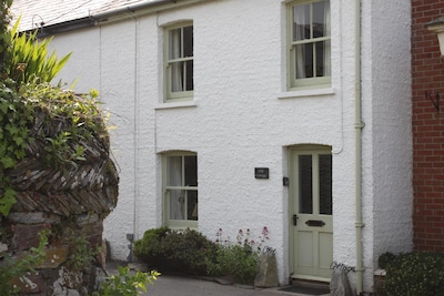 A Delightful 19th Century Beamed Cottage In Trevone Bay, 3 Mins From The Beach