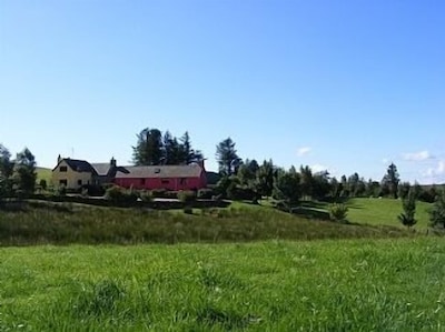 Bauernhaus mit Blick auf die Hügel