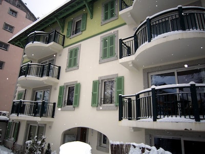 Super 3 bedroom apartment in new central Chamonix residence, great views & WIFI